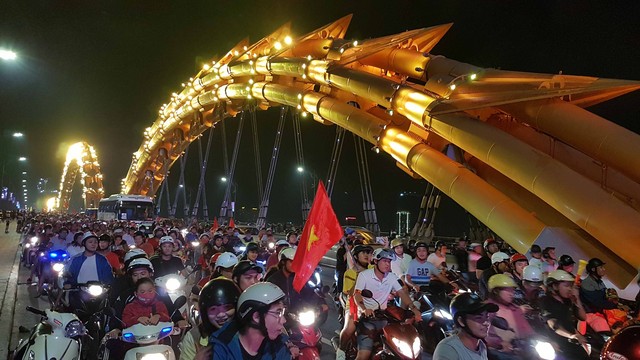 Du khách và người dân phố biển Đà Nẵng náo loạn đường phố mừng chiến thắng của đội tuyển Việt Nam - Ảnh 16.