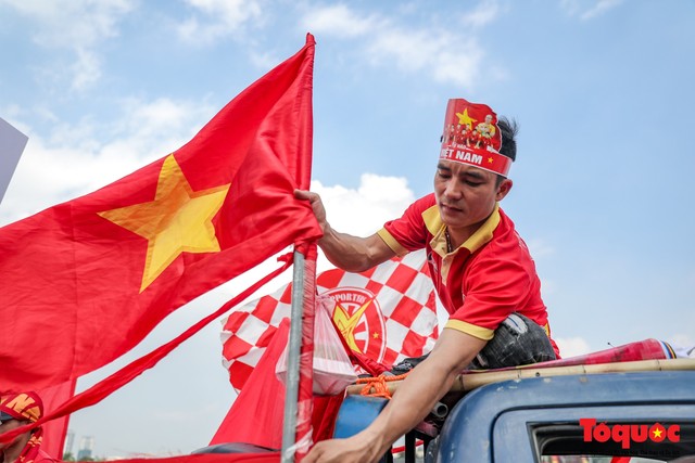 CĐV khắc họa chân dung HLV Park Hang- seo lên tóc, diễu hành trước trận bán kết lượt về Việt Nam - Philippines - Ảnh 5.