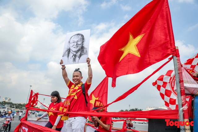 CĐV khắc họa chân dung HLV Park Hang- seo lên tóc, diễu hành trước trận bán kết lượt về Việt Nam - Philippines - Ảnh 4.