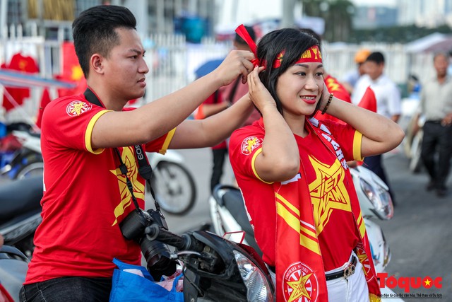 CĐV khắc họa chân dung HLV Park Hang- seo lên tóc, diễu hành trước trận bán kết lượt về Việt Nam - Philippines - Ảnh 2.