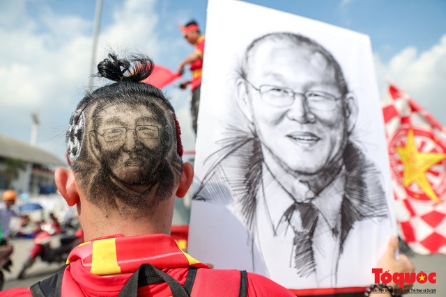 CĐV khắc họa chân dung HLV Park Hang- seo lên tóc, diễu hành trước trận bán kết lượt về Việt Nam - Philippines - Ảnh 3.