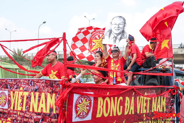 CĐV khắc họa chân dung HLV Park Hang- seo lên tóc, diễu hành trước trận bán kết lượt về Việt Nam - Philippines - Ảnh 9.