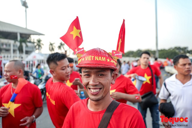 Muôn vàn trang phục cổ vũ cực chất tiếp lửa cho ĐT Việt Nam trong trận bán kết lượt về - Ảnh 3.