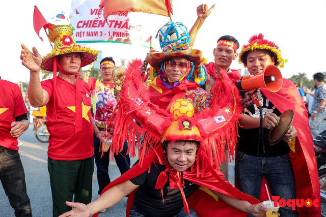 Muôn vàn trang phục cổ vũ cực chất tiếp lửa cho ĐT Việt Nam trong trận bán kết lượt về - Ảnh 7.