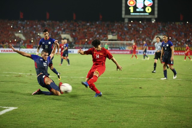 Việt Nam vs Philippines:  Quang Hải, Công Phương ghi bàn giúp đội tuyển Việt Nam vào chơi trận chung kết AFF Cup 2018 - Ảnh 1.