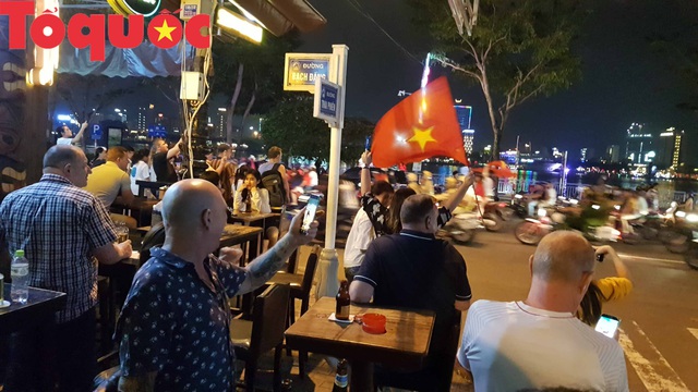 Du khách và người dân phố biển Đà Nẵng náo loạn đường phố mừng chiến thắng của đội tuyển Việt Nam - Ảnh 11.