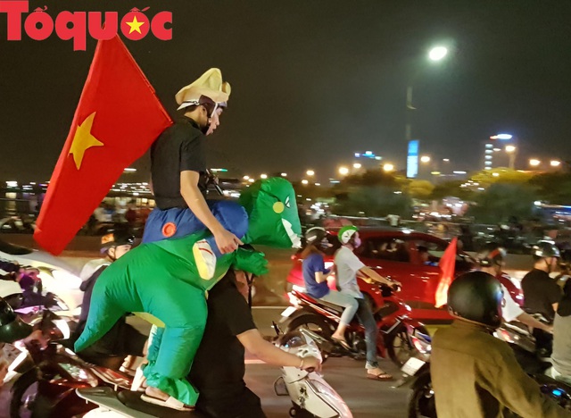 Du khách và người dân phố biển Đà Nẵng náo loạn đường phố mừng chiến thắng của đội tuyển Việt Nam - Ảnh 17.