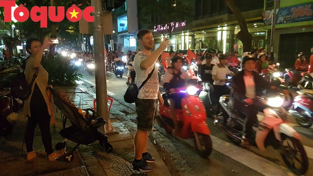 Du khách và người dân phố biển Đà Nẵng náo loạn đường phố mừng chiến thắng của đội tuyển Việt Nam - Ảnh 13.