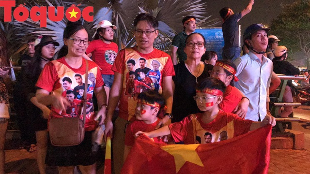 Du khách và người dân phố biển Đà Nẵng náo loạn đường phố mừng chiến thắng của đội tuyển Việt Nam - Ảnh 7.
