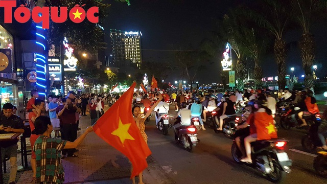 Du khách và người dân phố biển Đà Nẵng náo loạn đường phố mừng chiến thắng của đội tuyển Việt Nam - Ảnh 6.
