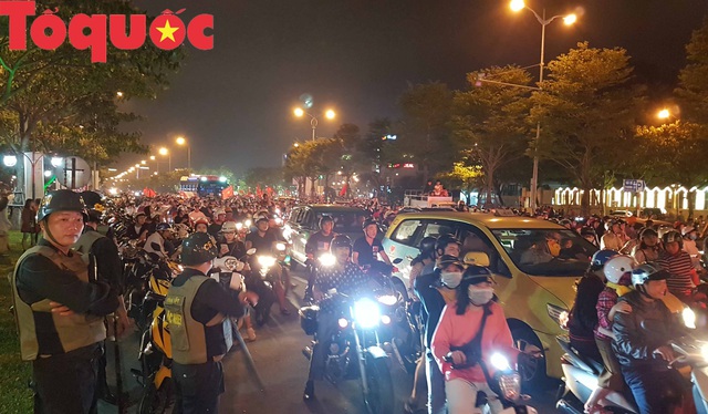 Du khách và người dân phố biển Đà Nẵng náo loạn đường phố mừng chiến thắng của đội tuyển Việt Nam - Ảnh 4.