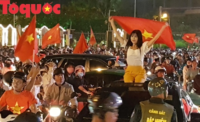 Du khách và người dân phố biển Đà Nẵng náo loạn đường phố mừng chiến thắng của đội tuyển Việt Nam - Ảnh 3.