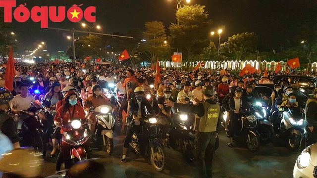 Du khách và người dân phố biển Đà Nẵng náo loạn đường phố mừng chiến thắng của đội tuyển Việt Nam - Ảnh 9.