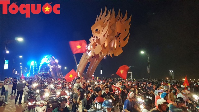 Du khách và người dân phố biển Đà Nẵng náo loạn đường phố mừng chiến thắng của đội tuyển Việt Nam - Ảnh 1.
