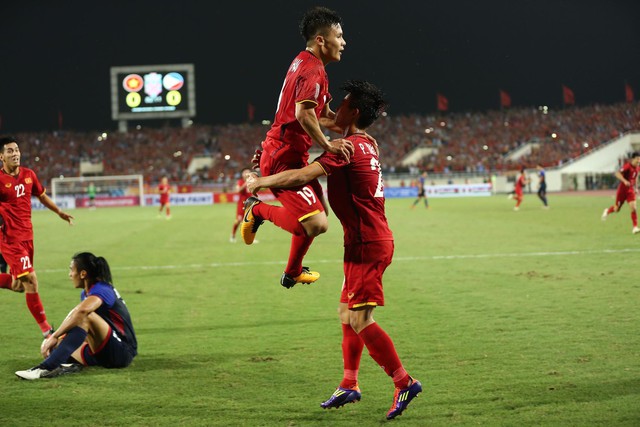 Việt Nam vs Philippines:  Quang Hải, Công Phương ghi bàn giúp đội tuyển Việt Nam vào chơi trận chung kết AFF Cup 2018 - Ảnh 2.
