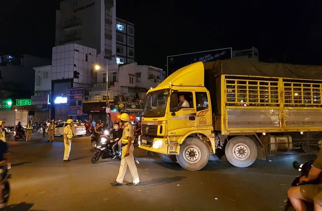 CSGT xử phạt hàng loạt người vi phạm giao thông khi đi bão sau trận thắng của Việt Nam - Ảnh 2.