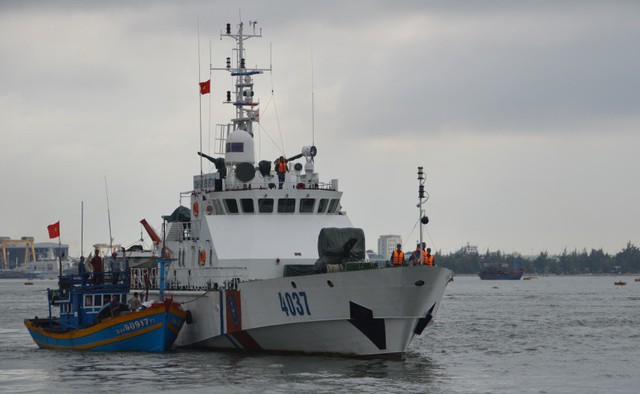 Cảnh sát biển cứu tàu cá bị nạn trên biển - Ảnh 1.
