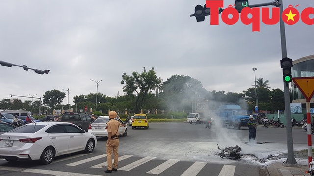 Xe máy bất ngờ bốc cháy giữa trung tâm Đà Nẵng - Ảnh 4.