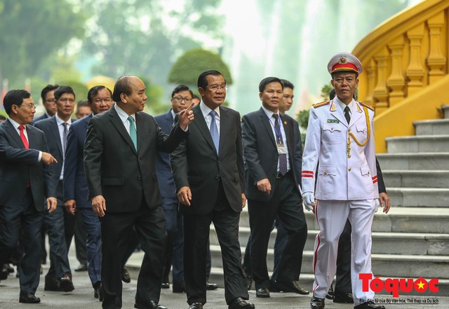 Thủ tướng Chính phủ Nguyễn Xuân Phúc chủ trì lễ đón chính thức Thủ tướng Campuchia Samdech Hun Sen - Ảnh 10.