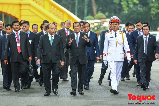 Thủ tướng Chính phủ Nguyễn Xuân Phúc chủ trì lễ đón chính thức Thủ tướng Campuchia Samdech Hun Sen - Ảnh 11.