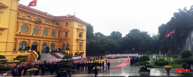Thủ tướng Chính phủ Nguyễn Xuân Phúc chủ trì lễ đón chính thức Thủ tướng Campuchia Samdech Hun Sen - Ảnh 1.