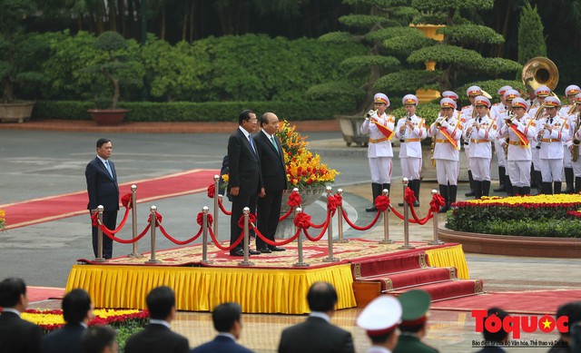 Thủ tướng Chính phủ Nguyễn Xuân Phúc chủ trì lễ đón chính thức Thủ tướng Campuchia Samdech Hun Sen - Ảnh 2.