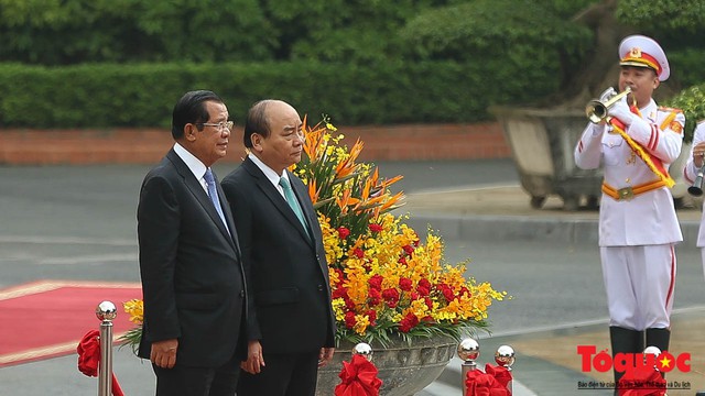 Thủ tướng Chính phủ Nguyễn Xuân Phúc chủ trì lễ đón chính thức Thủ tướng Campuchia Samdech Hun Sen - Ảnh 3.