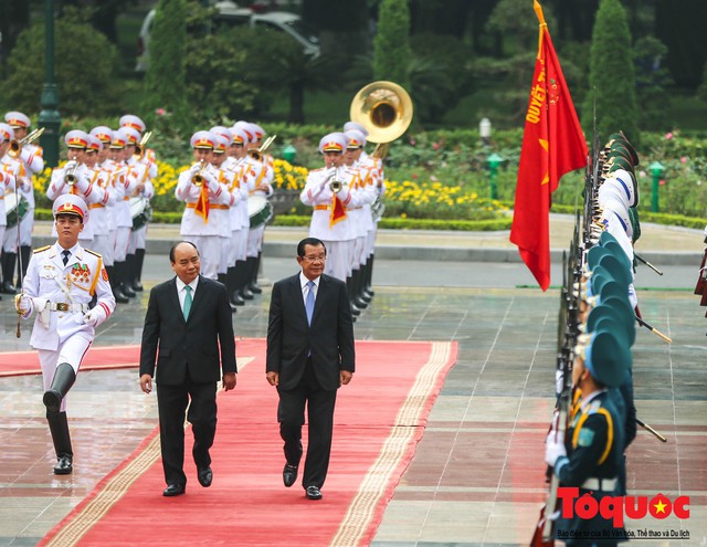 Thủ tướng Chính phủ Nguyễn Xuân Phúc chủ trì lễ đón chính thức Thủ tướng Campuchia Samdech Hun Sen - Ảnh 7.