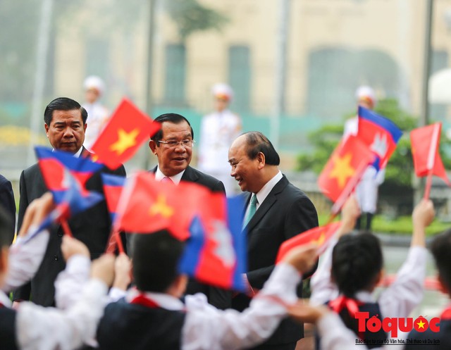 Thủ tướng Chính phủ Nguyễn Xuân Phúc chủ trì lễ đón chính thức Thủ tướng Campuchia Samdech Hun Sen - Ảnh 8.