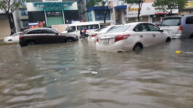 Đà Nẵng ngập kinh hoàng sau mưa lớn  - Ảnh 12.