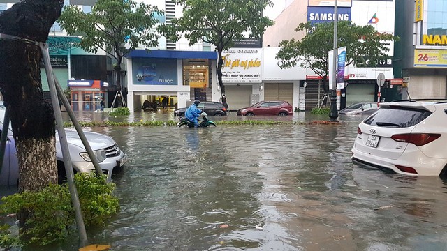 Đà Nẵng ngập kinh hoàng sau mưa lớn  - Ảnh 8.