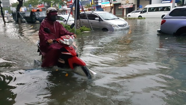 Đà Nẵng ngập kinh hoàng sau mưa lớn  - Ảnh 7.