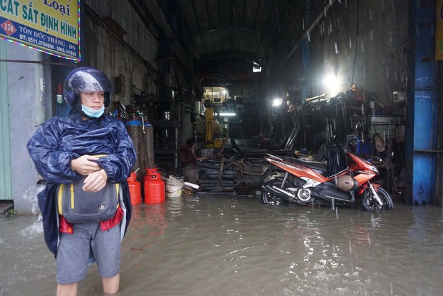 Đà Nẵng ngập kinh hoàng sau mưa lớn  - Ảnh 14.