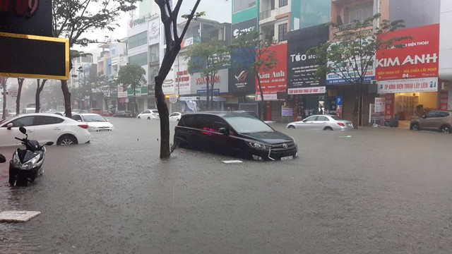 Đà Nẵng ngập kinh hoàng sau mưa lớn  - Ảnh 15.