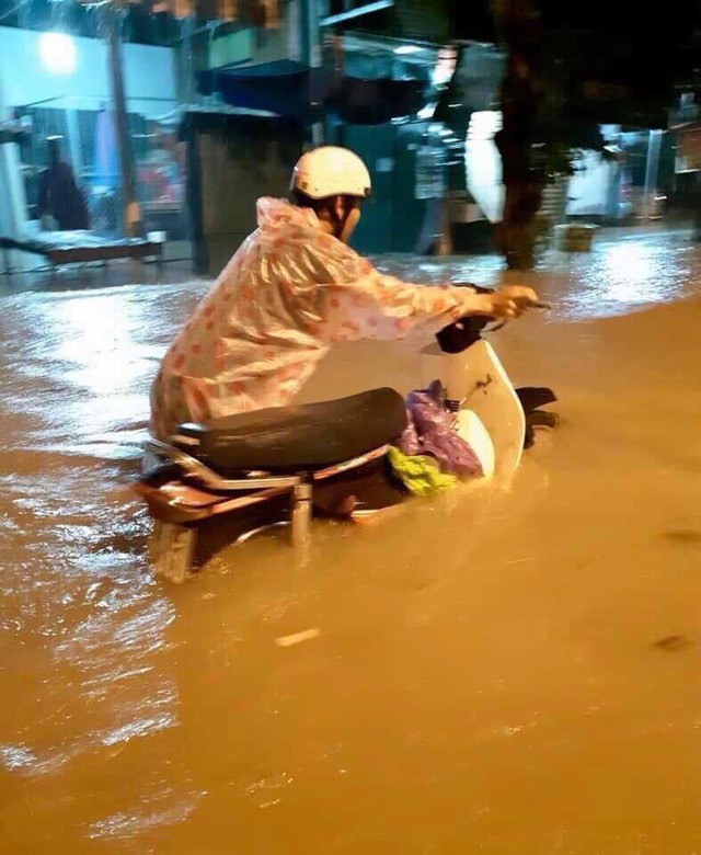 Đà Nẵng ngập kinh hoàng sau mưa lớn  - Ảnh 16.