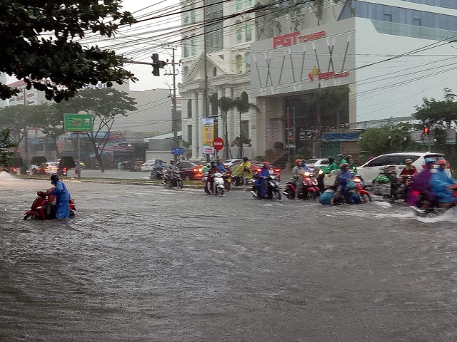 Đà Nẵng ngập kinh hoàng sau mưa lớn  - Ảnh 18.