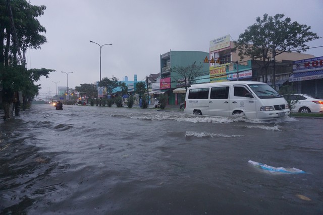 Đà Nẵng ngập kinh hoàng sau mưa lớn  - Ảnh 19.