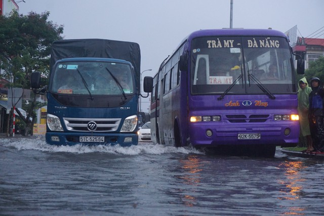 Đà Nẵng ngập kinh hoàng sau mưa lớn  - Ảnh 20.
