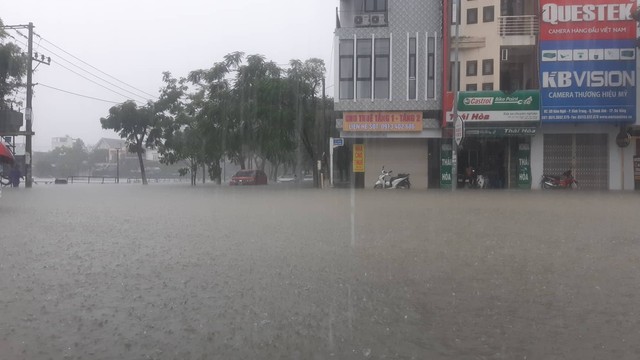 Đà Nẵng ngập kinh hoàng sau mưa lớn  - Ảnh 22.