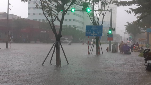 Đà Nẵng ngập kinh hoàng sau mưa lớn  - Ảnh 26.