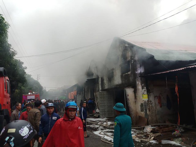 Nghệ An: Chợ Vinh đang cháy lớn, tiểu thương chạy tháo chạy - Ảnh 8.