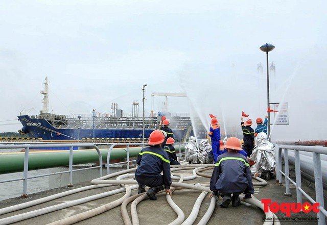 Quảng Ninh: Tình huống cháy lớn tại Cảng dầu B12, lực lượng PCCC và CNCH xử lý như thế nào ? - Ảnh 6.