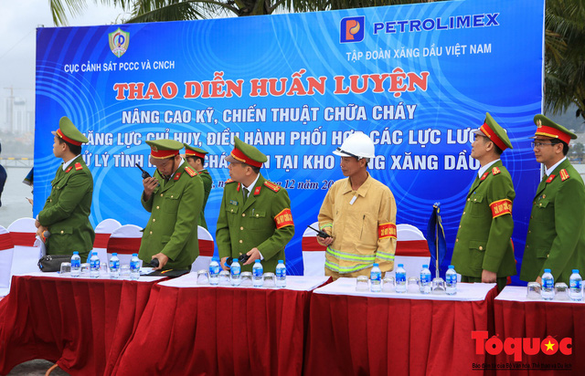 Quảng Ninh: Tình huống cháy lớn tại Cảng dầu B12, lực lượng PCCC và CNCH xử lý như thế nào ? - Ảnh 10.
