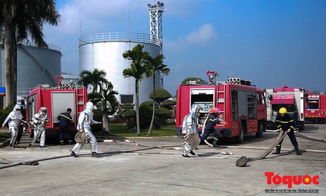 Quảng Ninh: Tình huống cháy lớn tại Cảng dầu B12, lực lượng PCCC và CNCH xử lý như thế nào ? - Ảnh 3.