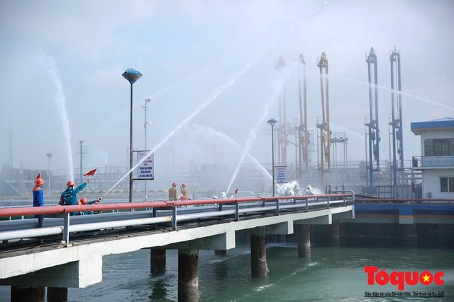 Quảng Ninh: Tình huống cháy lớn tại Cảng dầu B12, lực lượng PCCC và CNCH xử lý như thế nào ? - Ảnh 5.
