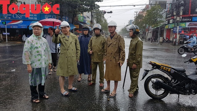 Chủ tịch Đà Nẵng tức tốc kiểm tra ngập úng toàn thành phố - Ảnh 9.
