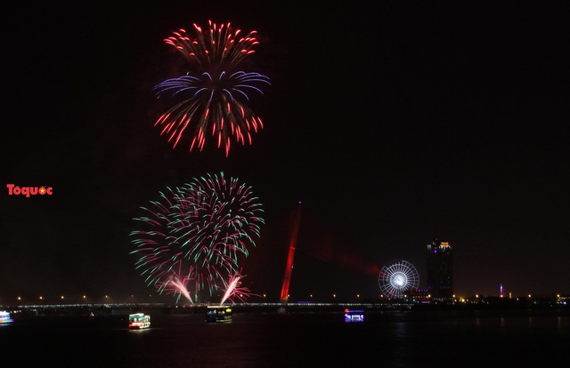 Những màn pháo hoa rực rỡ kỷ niệm 22 năm thành phố Đà Nẵng trực thuộc Trung ương - Ảnh 8.