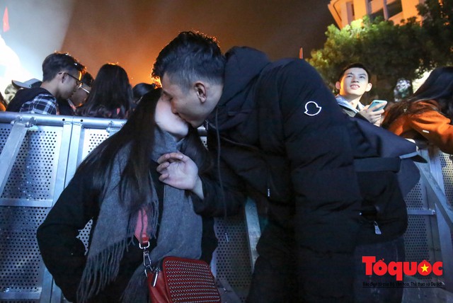 Những nụ hôn, cái ôm thật ấm áp trước thời khắc giao thời 2019 - Ảnh 13.