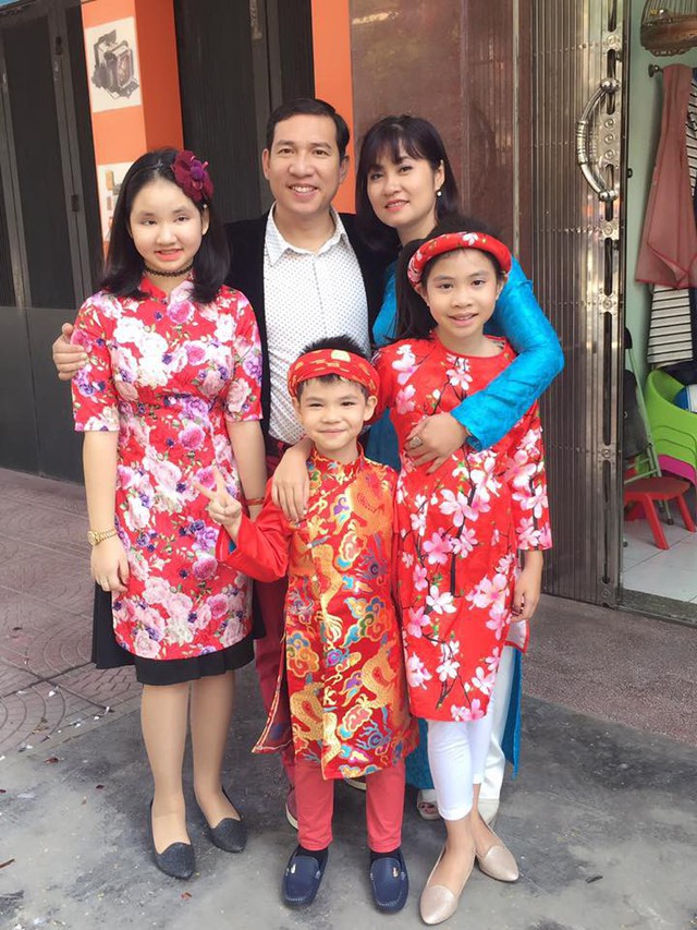 Nhan sắc xinh đẹp của vợ và ba con của Quang Thắng - Ảnh 1.