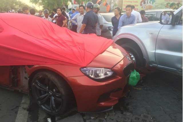 Xế hộp BMW tiền tỷ được phủ bạt, che biển số sau khi gây tai nạn liên hoàn ở Sài Gòn - Ảnh 3.